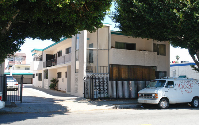 978 S Harvard Blvd in Los Angeles, CA - Building Photo - Building Photo