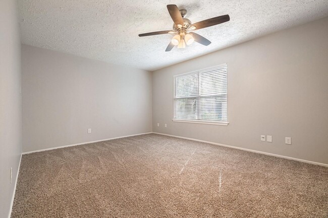 11915 S Red Cedar Cir in Spring, TX - Foto de edificio - Building Photo