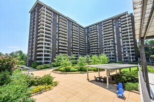 1800 Old Meadow Rd in McLean, VA - Building Photo