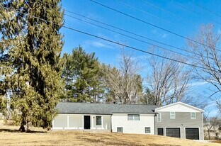 1070 Hightop Rd in Blacksburg, VA - Building Photo