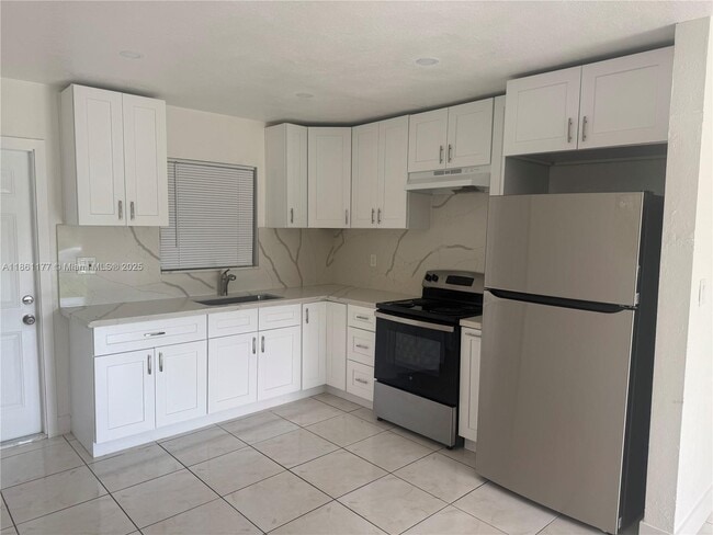 732 SW 6th St in Dania Beach, FL - Foto de edificio - Building Photo