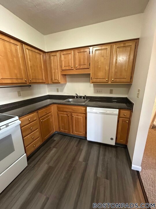 3 April Ln, Unit 33 in Lexington, MA - Foto de edificio