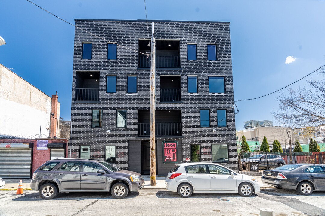 1225 Leopard St in Philadelphia, PA - Building Photo