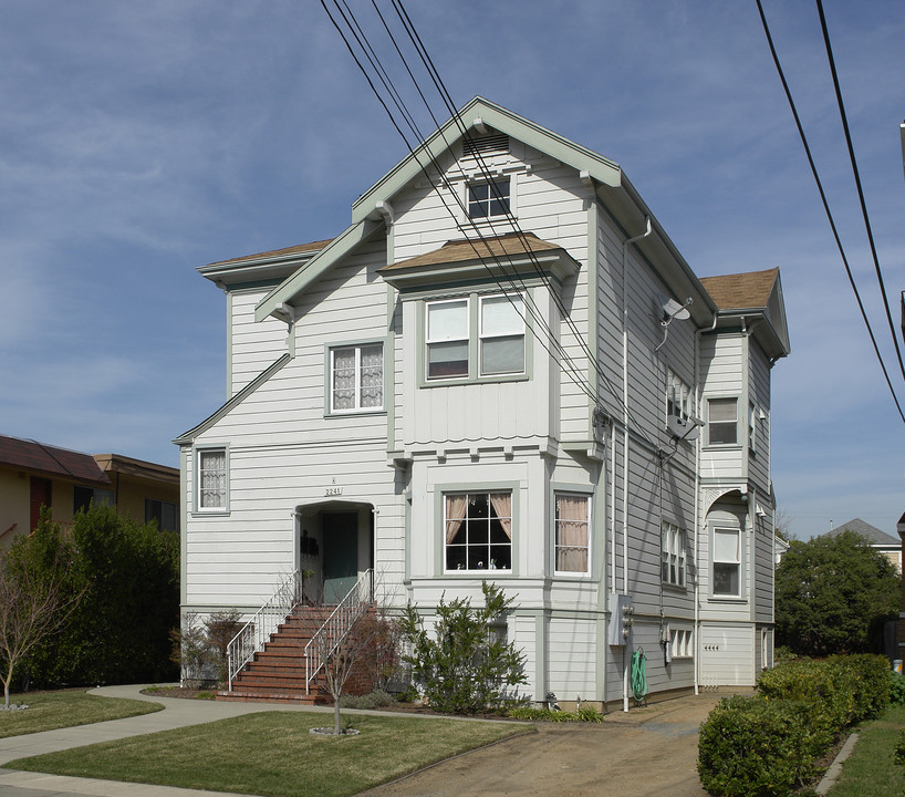 2241 San Antonio Ave in Alameda, CA - Building Photo