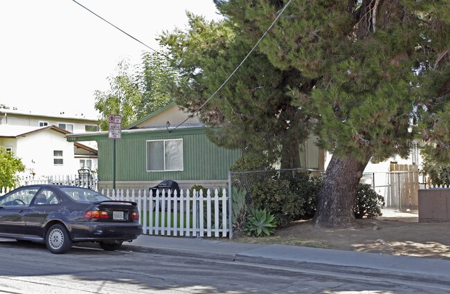 4387 Parks Ave in La Mesa, CA - Foto de edificio - Building Photo