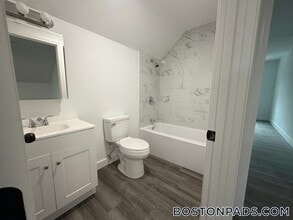 197 S Main St, Unit 5 in Clinton, MA - Foto de edificio - Building Photo