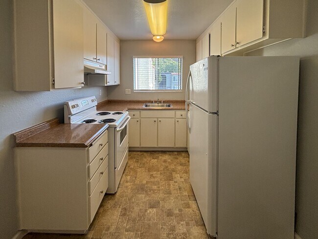 Villa Monterey Apartments in Pittsburg, CA - Building Photo - Interior Photo