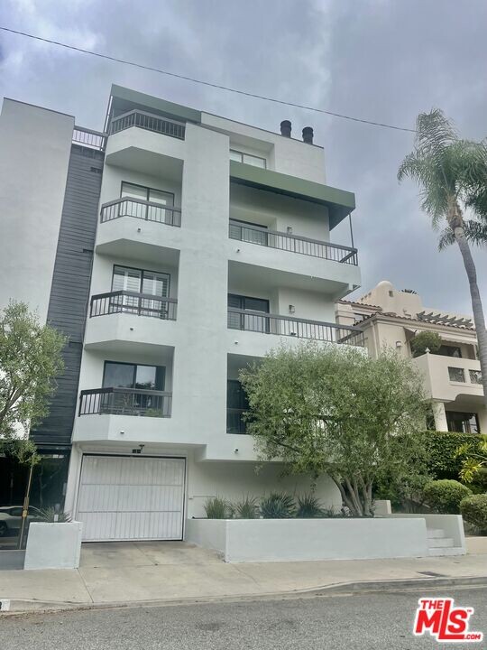 9033 Vista Grande St in West Hollywood, CA - Foto de edificio