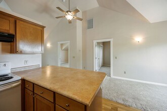 630 Cardwell Ct in Jacksonville, OR - Building Photo - Building Photo