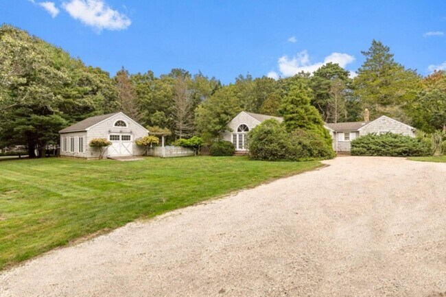 474 Water Mill Towd Rd in Southampton, NY - Building Photo - Building Photo