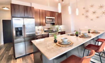 460 W Huron St in Chicago, IL - Building Photo