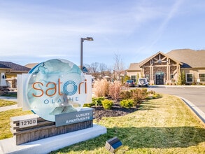 Satori Olathe in Olathe, KS - Foto de edificio - Building Photo