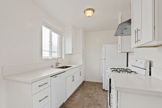 Courtyard building on Ocean Park in Santa Monica, CA - Building Photo - Building Photo
