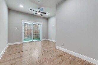 4401 Cabell Dr in Dallas, TX - Building Photo - Building Photo