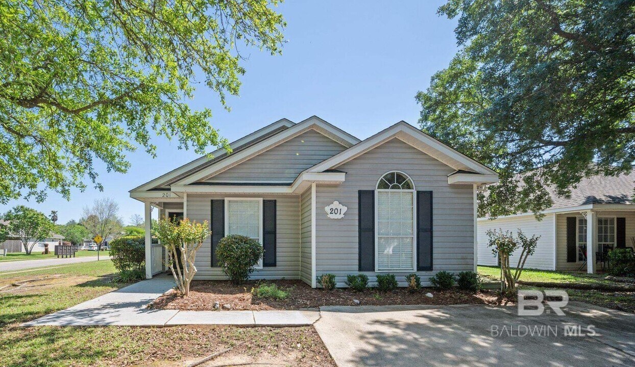 201 Southchase Ct in Fairhope, AL - Building Photo