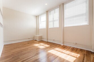 2120 W Grand Ave in Chicago, IL - Building Photo - Building Photo