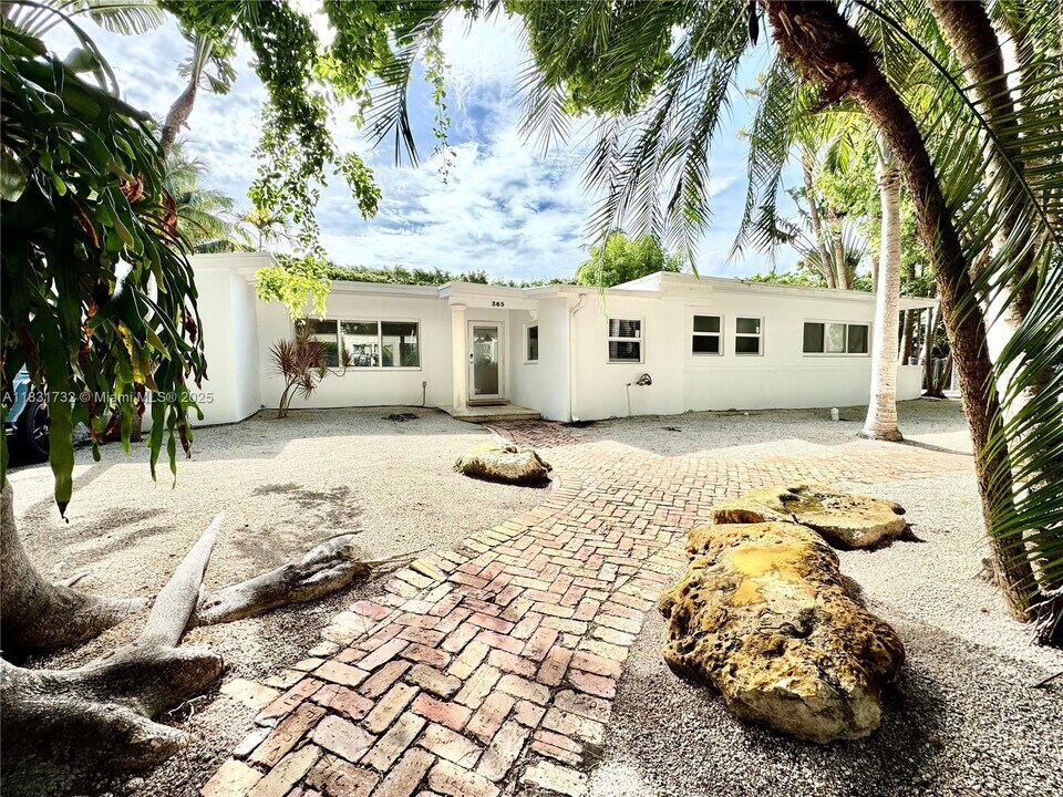 365 Caribbean Rd in Key Biscayne, FL - Building Photo