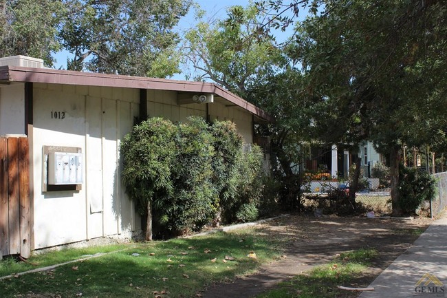 1012 Monterey St in Bakersfield, CA - Foto de edificio - Building Photo