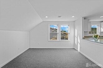 43 Hillcrest Ave in Franklin Township, NJ - Foto de edificio - Building Photo