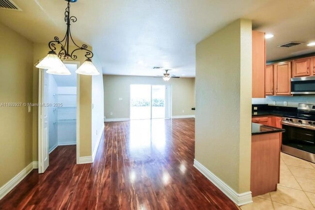 5902 Royal Way in Tamarac, FL - Building Photo - Building Photo