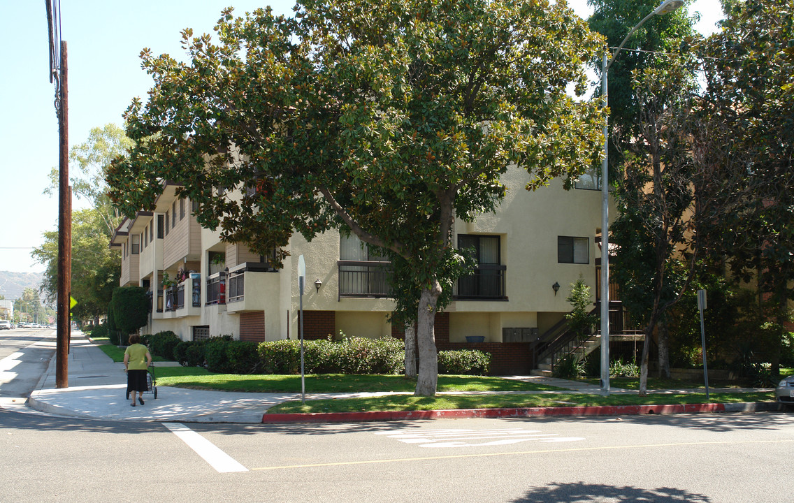 800 E Wilson Ave in Glendale, CA - Building Photo