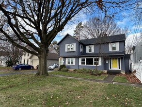 209 W 5th St, Unit Lower Unit in Perrysburg, OH - Foto de edificio - Building Photo