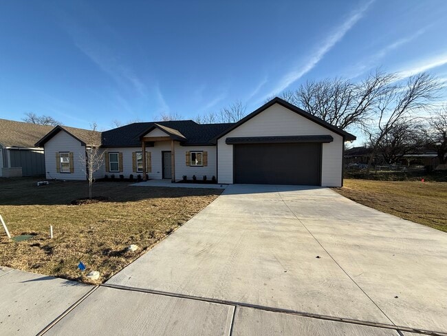 104 Kirkland St in Sanger, TX - Building Photo - Building Photo