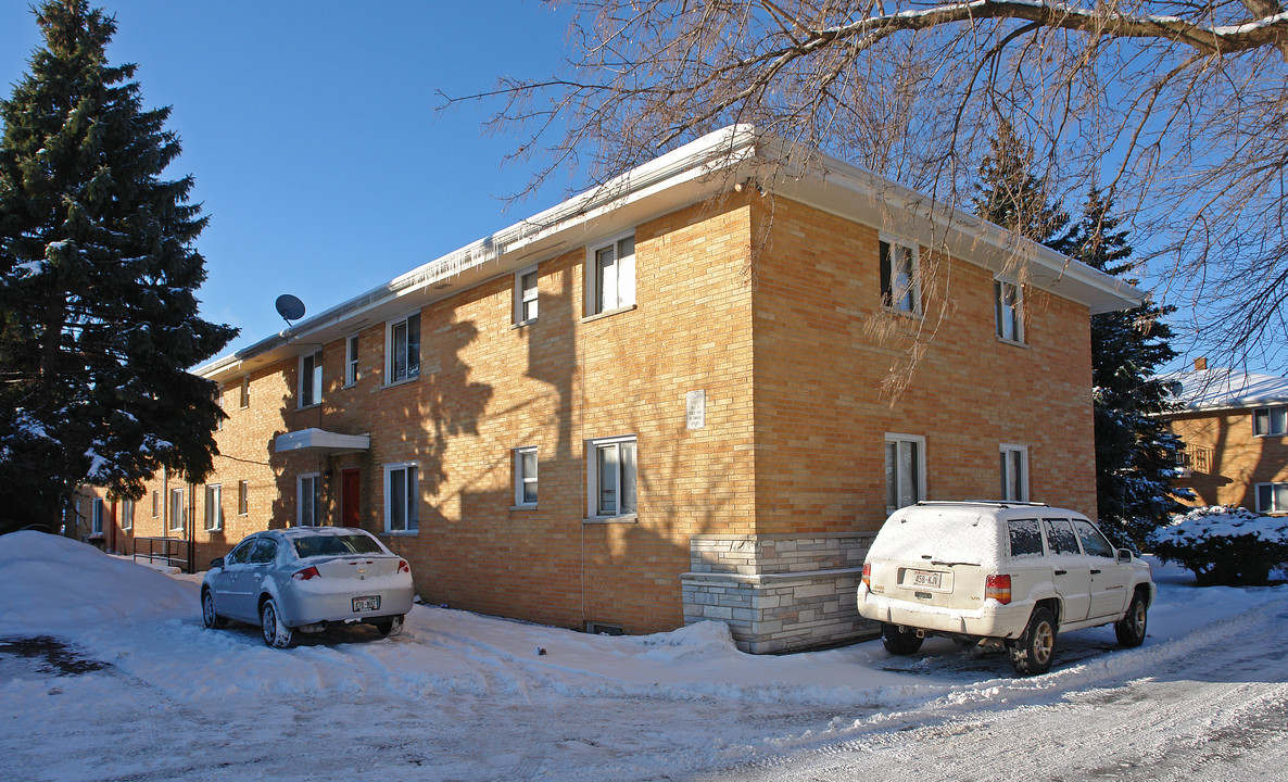 Bradley Court in Milwaukee, WI - Building Photo