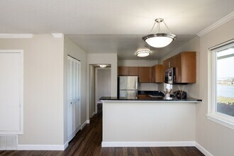 Chesapeake Point in San Mateo, CA - Foto de edificio - Building Photo