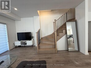 26 Lytham Grn Cir in Newmarket, ON - Building Photo - Building Photo