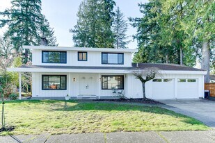 12225 105th Ave NE in Kirkland, WA - Building Photo