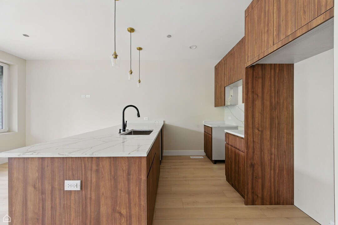 3045 W Irving Park Rd in Chicago, IL - Building Photo