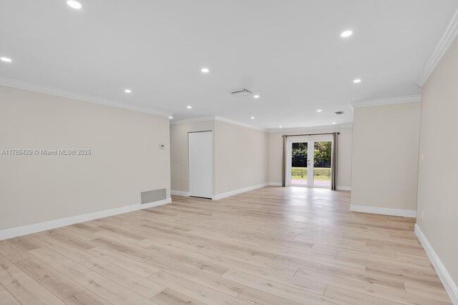 8424 SW 181st Terrace in Palmetto Bay, FL - Foto de edificio - Building Photo