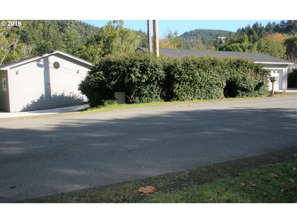 94401 Quarry Rd in Gold Beach, OR - Building Photo