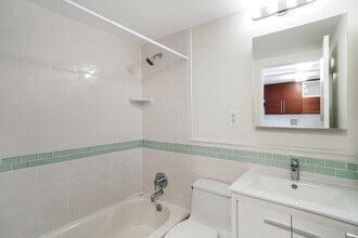 184 Thompson St in New York, NY - Building Photo - Building Photo