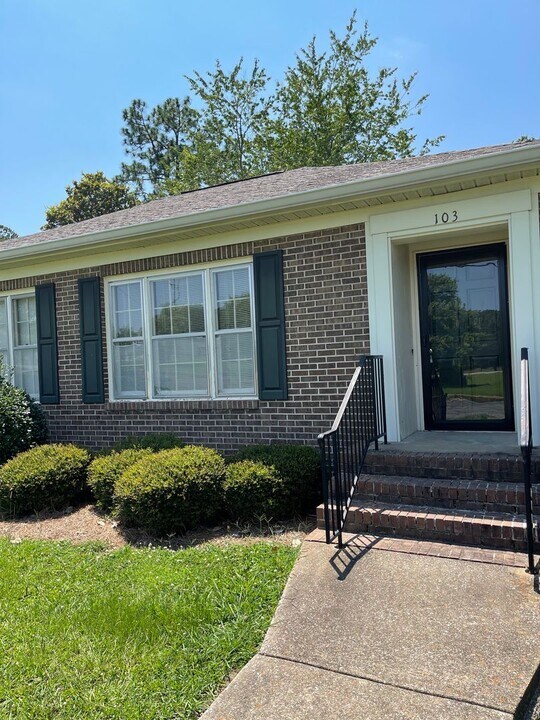 103 Picadilly Cir in Talladega, AL - Building Photo