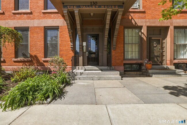 130 Main St in Canton, CT - Building Photo - Building Photo
