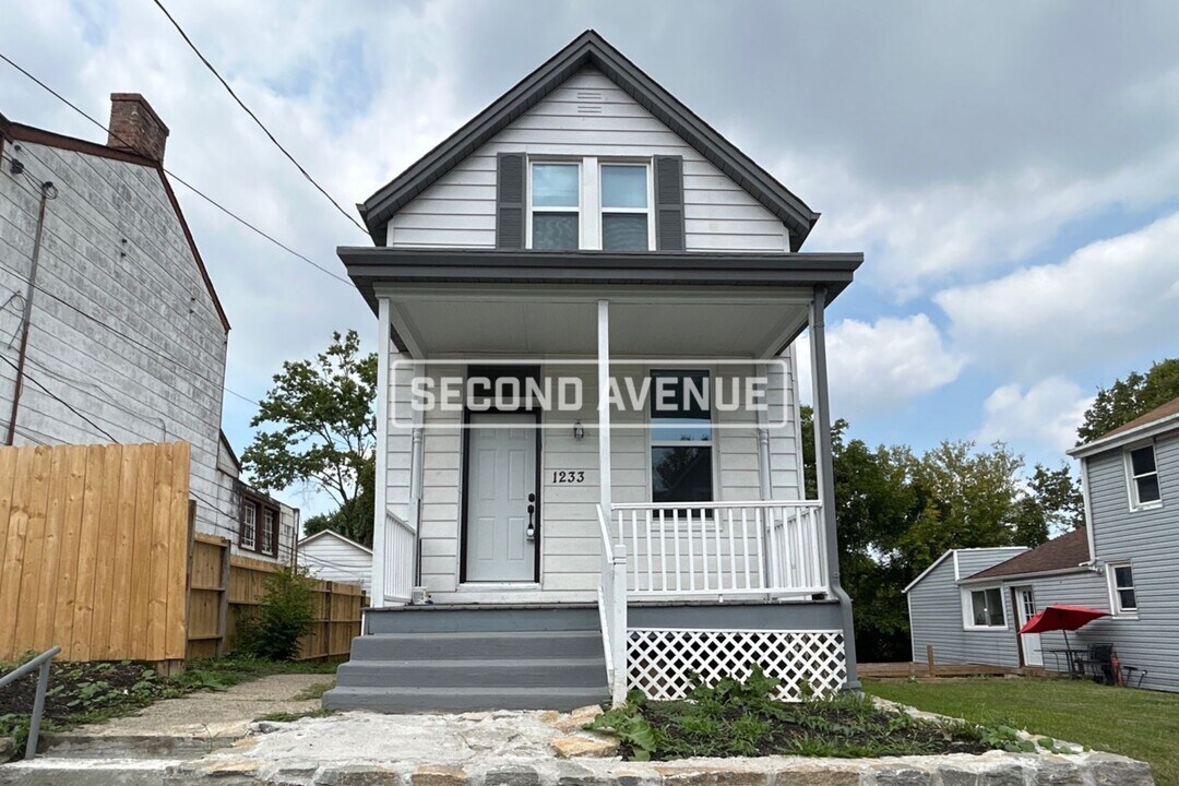 1233 Dewey Ave in Cincinnati, OH - Building Photo