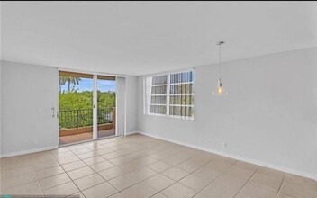 1421 S Ocean Blvd, Unit 305 in Pompano Beach, FL - Foto de edificio - Building Photo