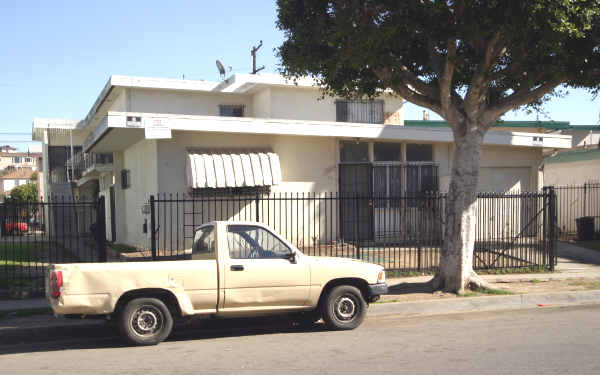 10214 S 10th Ave in Inglewood, CA - Foto de edificio