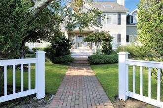 2 Bayview Rd in Southampton, NY - Building Photo - Building Photo
