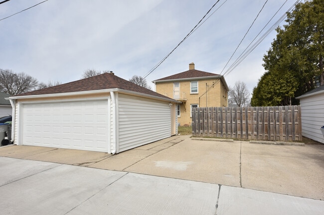 8823 W Burleigh St in Milwaukee, WI - Foto de edificio - Building Photo