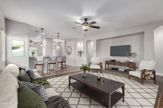 975 Heatherwood St in San Tan Valley, AZ - Foto de edificio - Building Photo