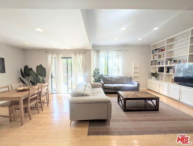 835 S Lucerne Blvd in Los Angeles, CA - Building Photo - Building Photo