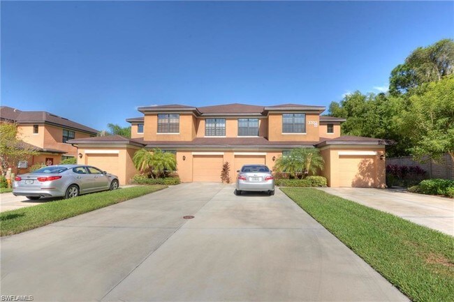 3702 Pino Vista Way-Unit -4 in Estero, FL - Foto de edificio - Building Photo