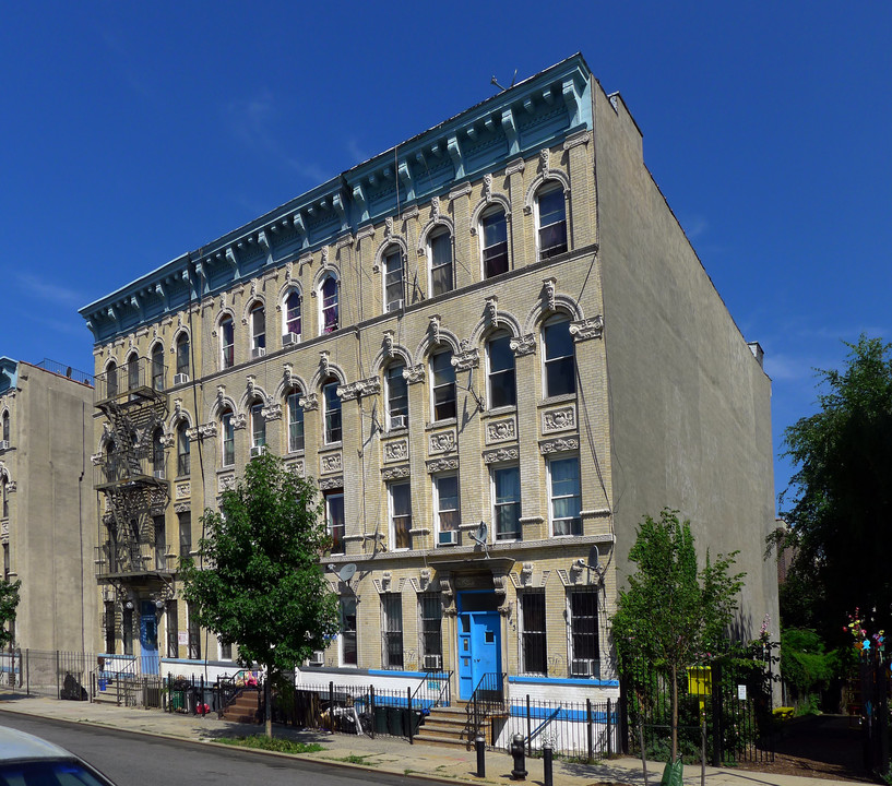 141 Hull St in Brooklyn, NY - Foto de edificio