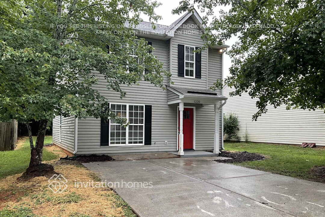 1220 Hunter Forest Ct in Charlotte, NC - Building Photo