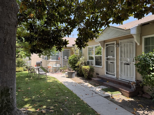 11653 Magnolia Blvd in North Hollywood, CA - Foto de edificio - Building Photo