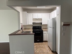 19009 Sherman Way, Unit 34 in Los Angeles, CA - Foto de edificio - Building Photo