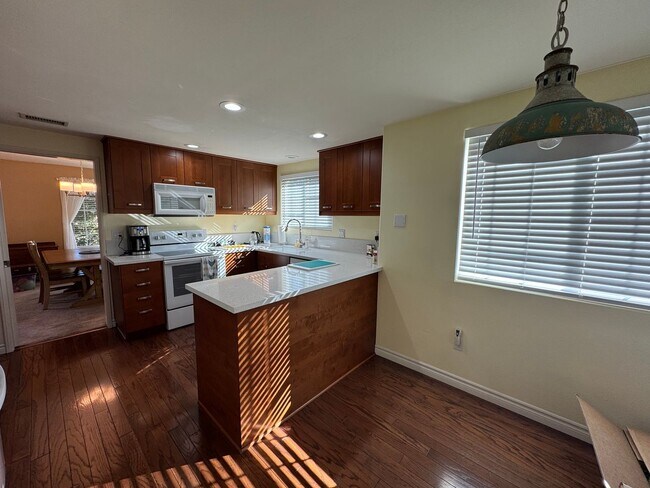 16446 Av. Venusto in San Diego, CA - Foto de edificio - Building Photo